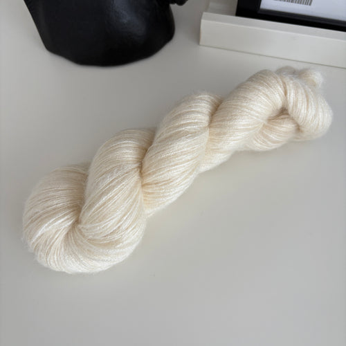 100%Seide gebürstet 50g/425m in edlem Cremeweiß/Off white